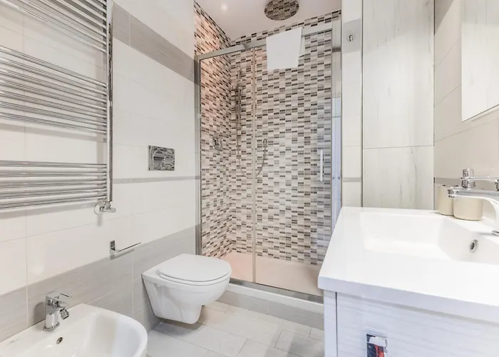 Modern 2 Bedroom Cinecitta Apartment Rom